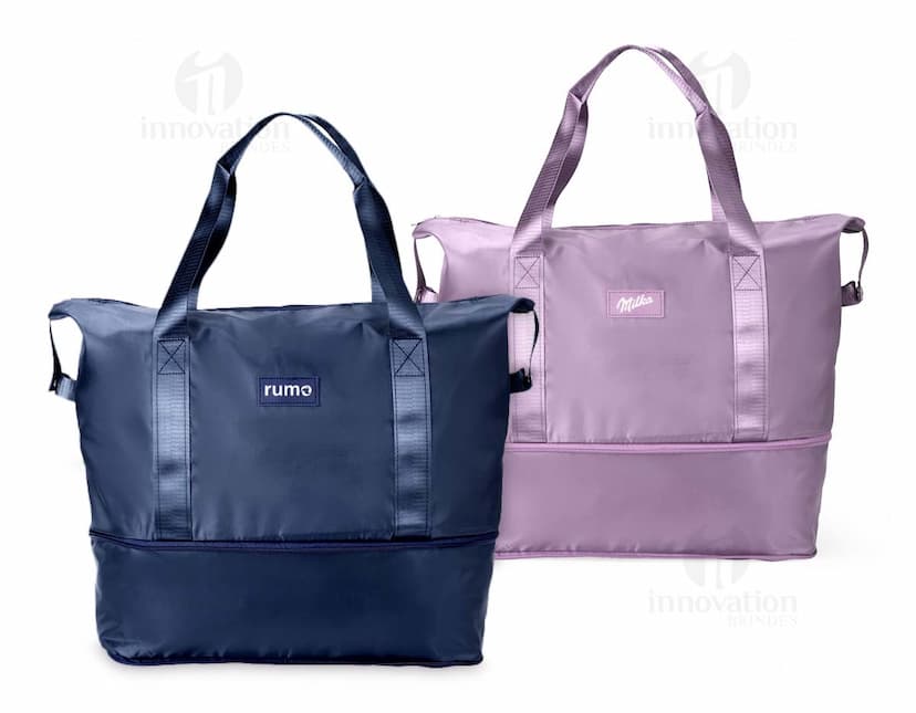 Bolsa esportiva feita de poliéster preto com alças, fecho de zíper e logo de marca branca na frente.