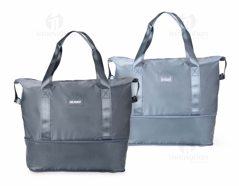 Bolsa esportiva feita de poliéster preto com alças, fecho de zíper e logo de marca branca na frente.