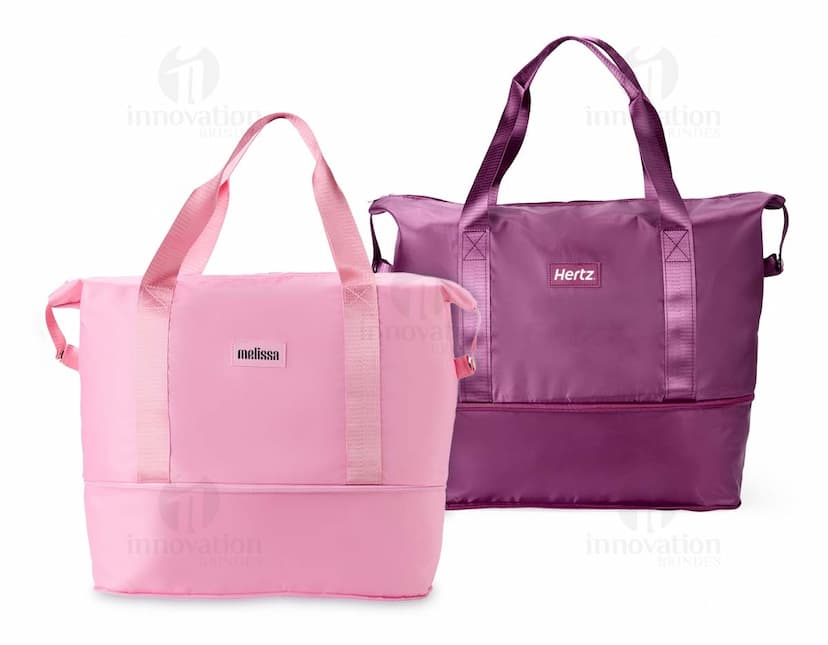 Bolsa esportiva feita de poliéster preto com alças, fecho de zíper e logo de marca branca na frente.