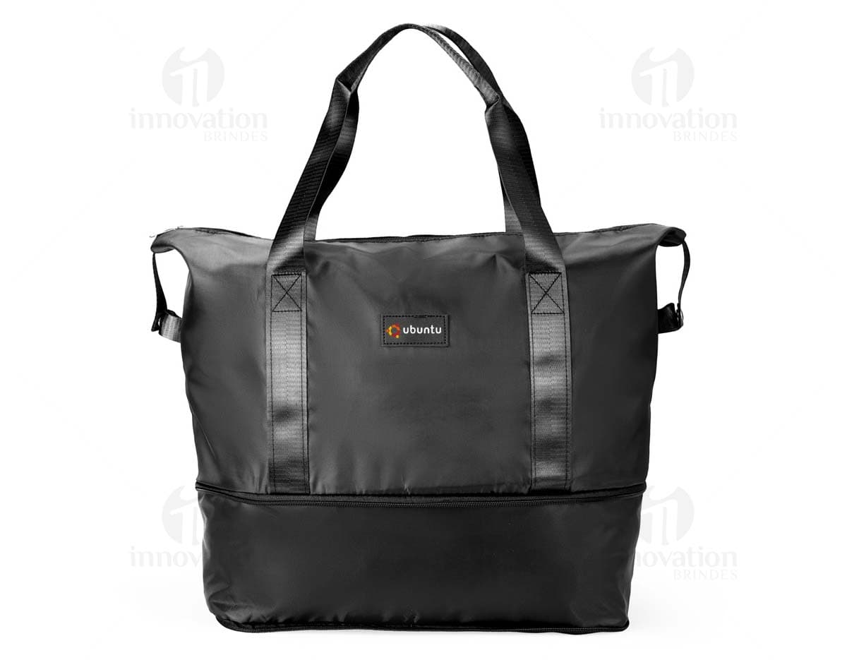 Bolsa esportiva feita de poliéster preto com alças, fecho de zíper e logo de marca branca na frente.