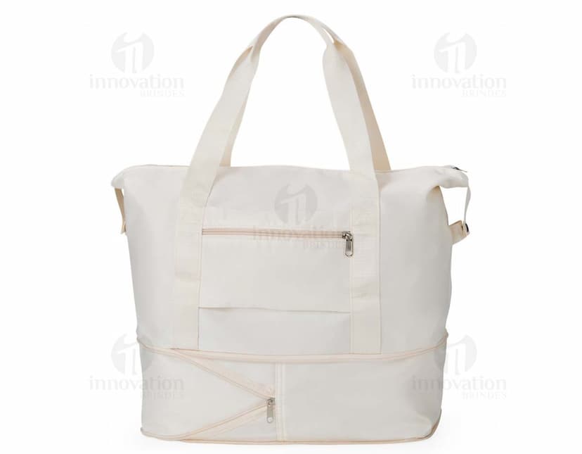 Bolsa esportiva feita de poliéster preto com alças, fecho de zíper e logo de marca branca na frente.