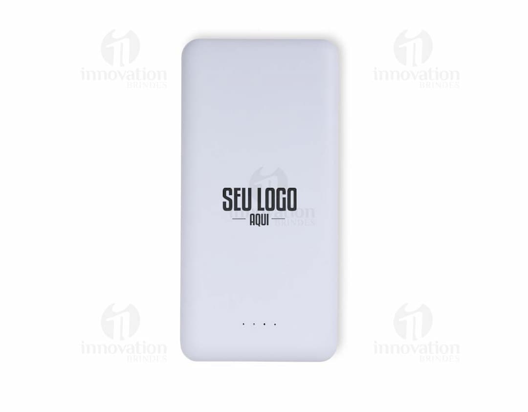 Power Bank 10.000mAh preto com indicador de bateria e duas portas USB para carregamento rápido.