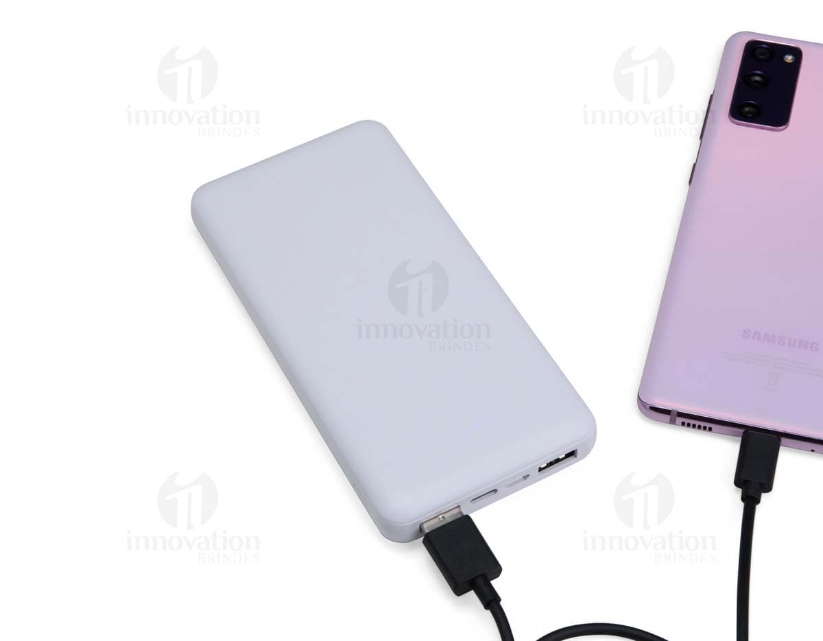 Power Bank 10.000mAh preto com indicador de bateria e duas portas USB para carregamento rápido.