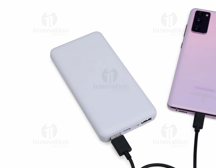 Power Bank 10.000mAh preto com indicador de bateria e duas portas USB para carregamento rápido.