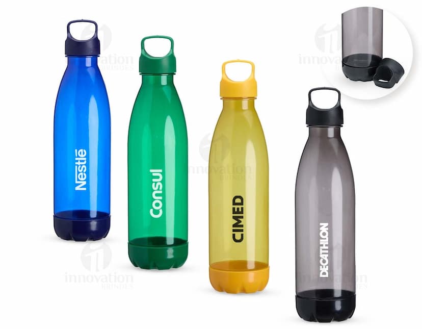 Garrafa plástica de 680ml. de capacidade em cor branca, com tampa rosqueável em azul e design moderno.