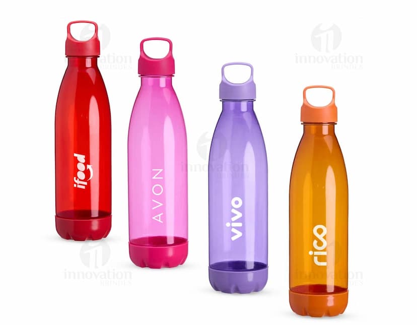 Garrafa plástica de 680ml. de capacidade em cor branca, com tampa rosqueável em azul e design moderno.