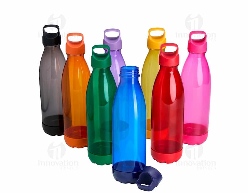 Garrafa plástica de 680ml. de capacidade em cor branca, com tampa rosqueável em azul e design moderno.