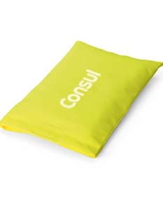 Bolsa em poliéster de cor preta, com alça ajustável e compartimentos internos.