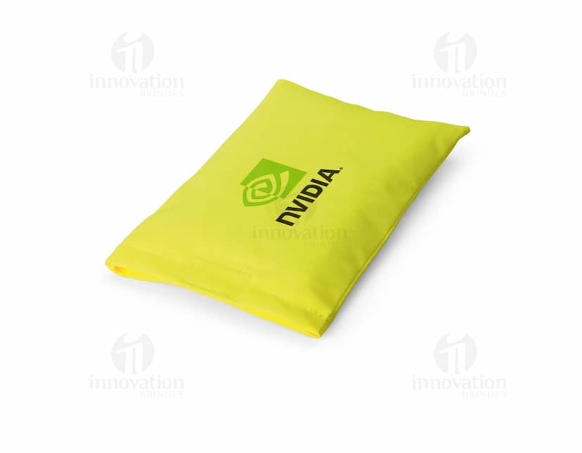 Bolsa em poliéster de cor preta, com alça ajustável e compartimentos internos.
