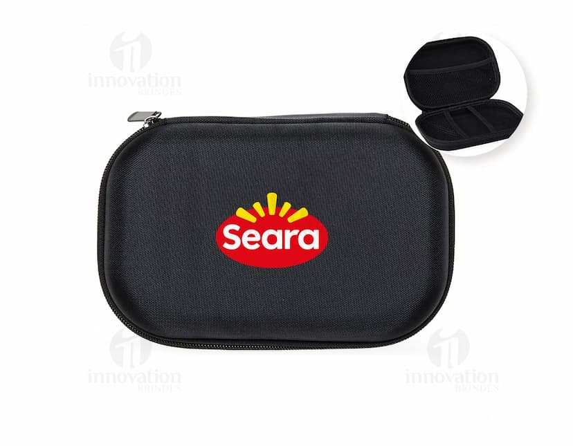 Estojo de nylon preto com zíper e alça, ideal para armazenar materiais escolares ou de escritório.