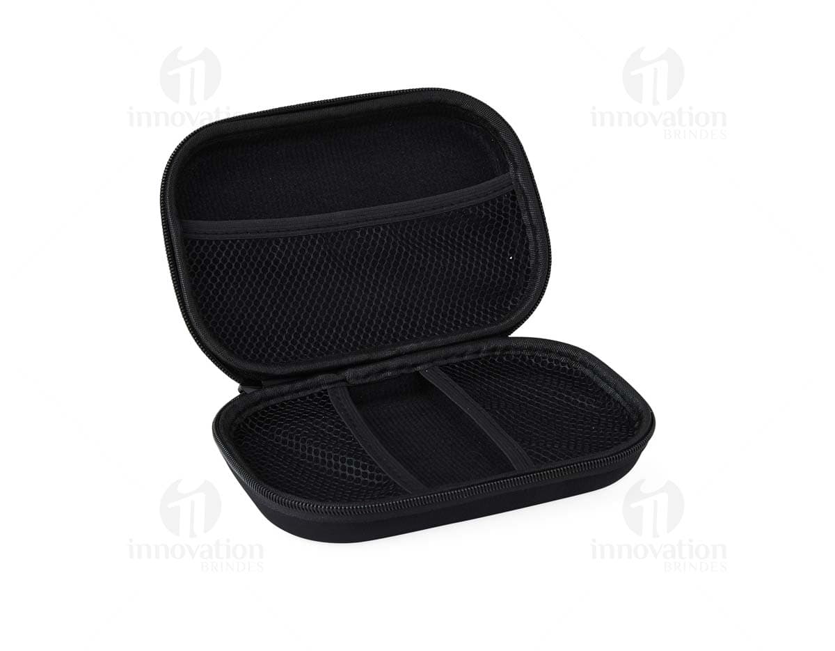 Estojo de nylon preto com zíper e alça, ideal para armazenar materiais escolares ou de escritório.