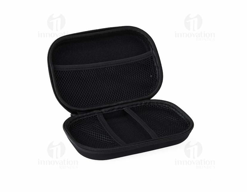 Estojo de nylon preto com zíper e alça, ideal para armazenar materiais escolares ou de escritório.