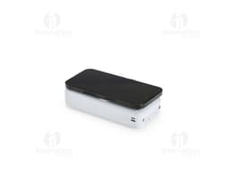 Power Bank 20.000mAh preto com indicador de carga LED e duas portas USB para carregamento rápido.