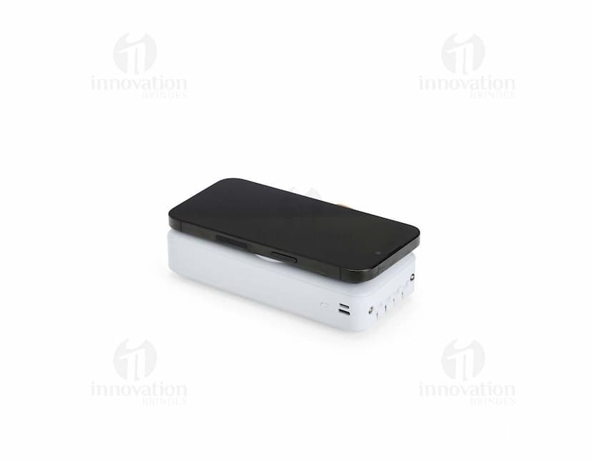 Power Bank 20.000mAh preto com indicador de carga LED e duas portas USB para carregamento rápido.