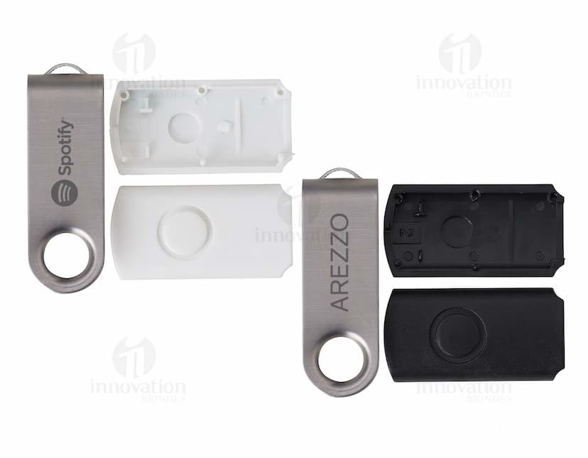 Carcaça de pen drive giratório escovado em metal prateado.