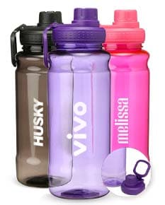 Garrafa plástica de 800ml em cor azul claro, com tampa rosqueável e design elegante.