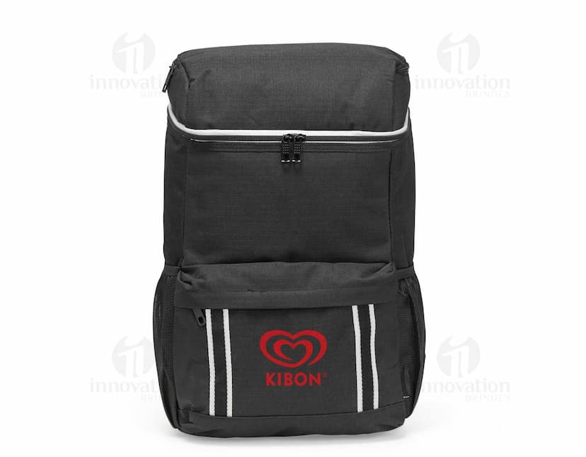 Mochila térmica com capacidade para 18 litros, na cor azul marinho, feita de material resistente e com alça ajustável.