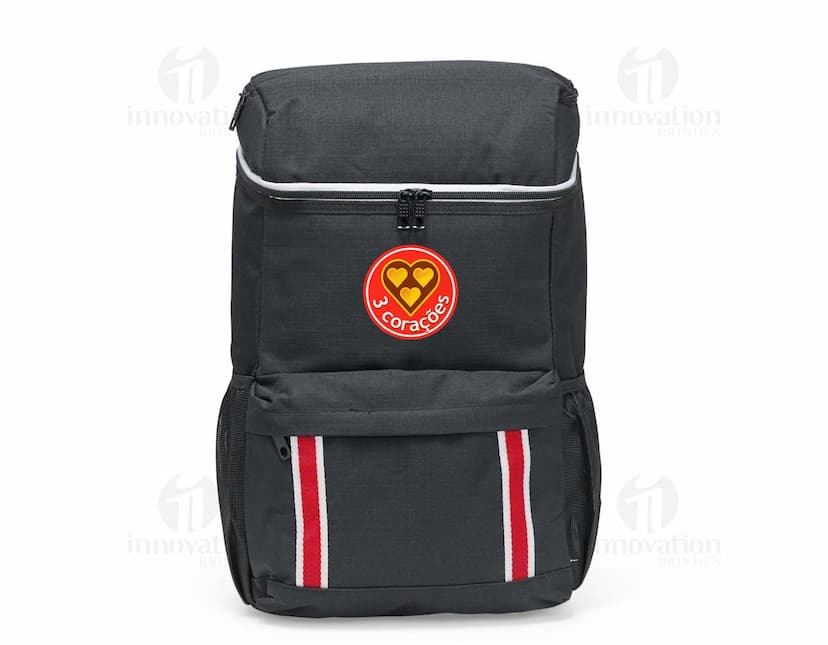 Mochila térmica com capacidade para 18 litros, na cor azul marinho, feita de material resistente e com alça ajustável.