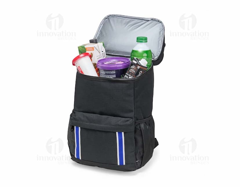 Mochila térmica com capacidade para 18 litros, na cor azul marinho, feita de material resistente e com alça ajustável.