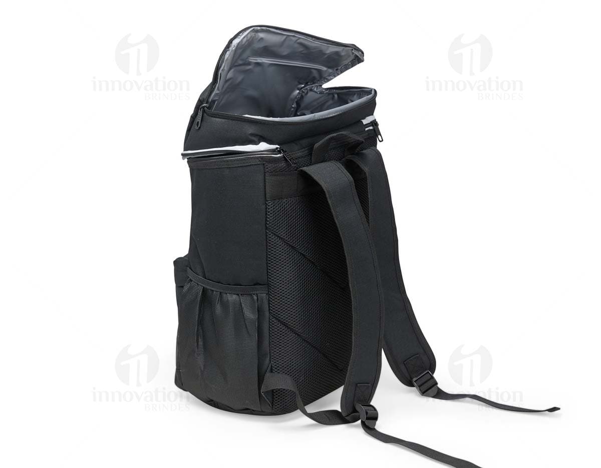Mochila térmica com capacidade para 18 litros, na cor azul marinho, feita de material resistente e com alça ajustável.