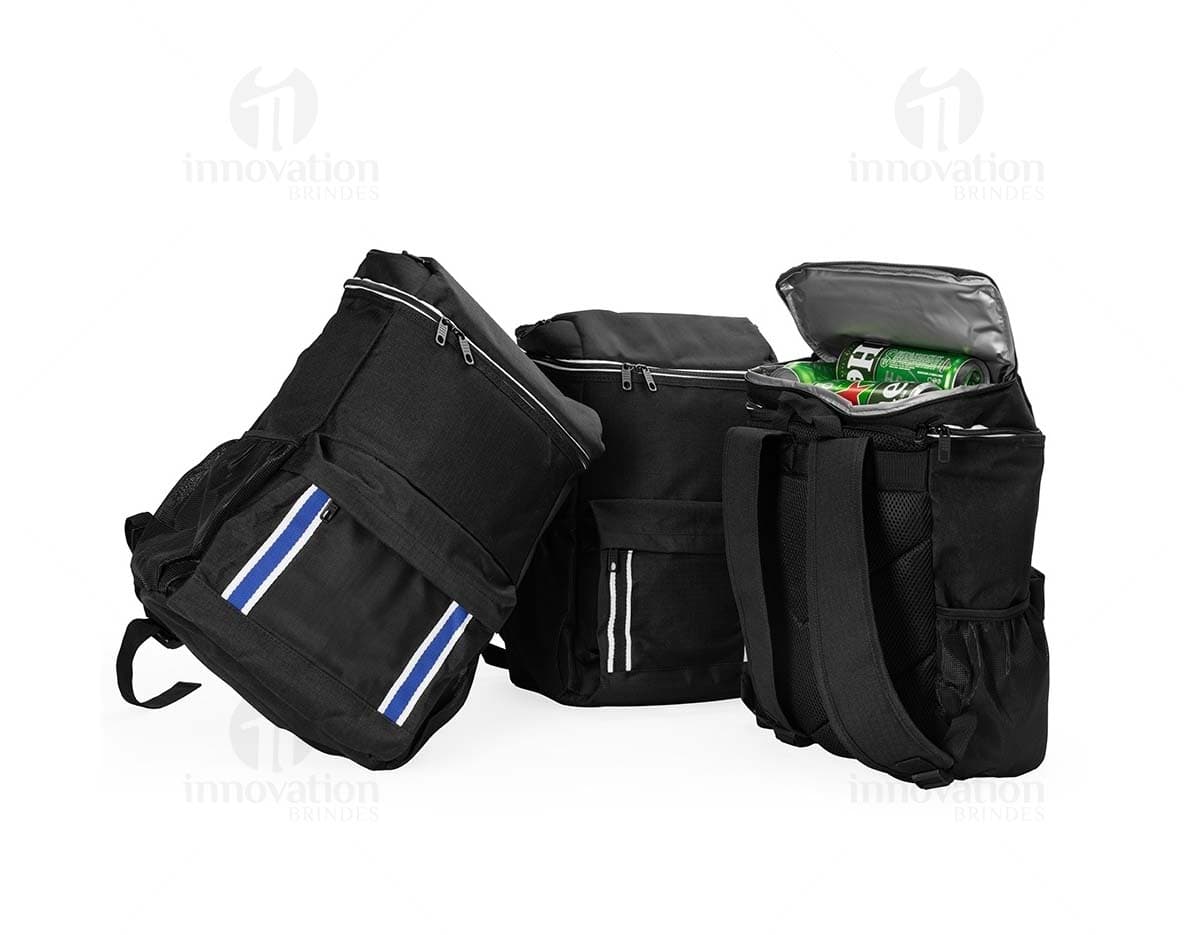 Mochila térmica com capacidade para 18 litros, na cor azul marinho, feita de material resistente e com alça ajustável.