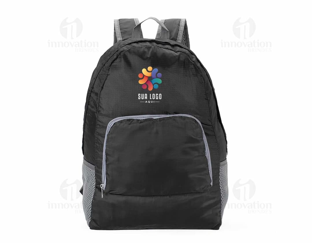 Mochila dobrável de nylon com capacidade para 13 litros.