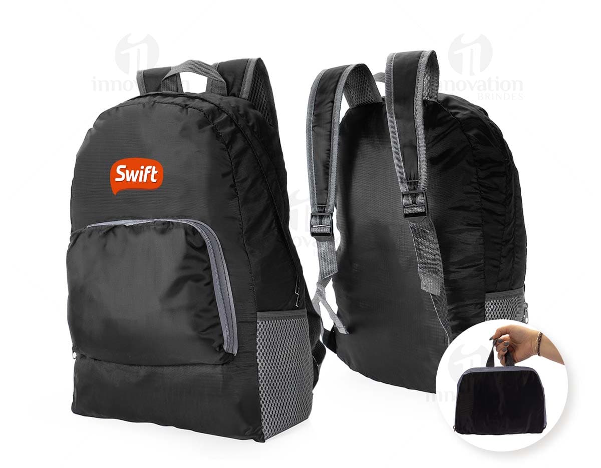 Mochila dobrável de nylon com capacidade para 13 litros.