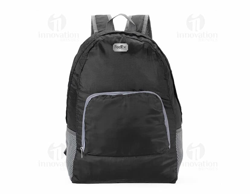 Mochila dobrável de nylon com capacidade para 13 litros.