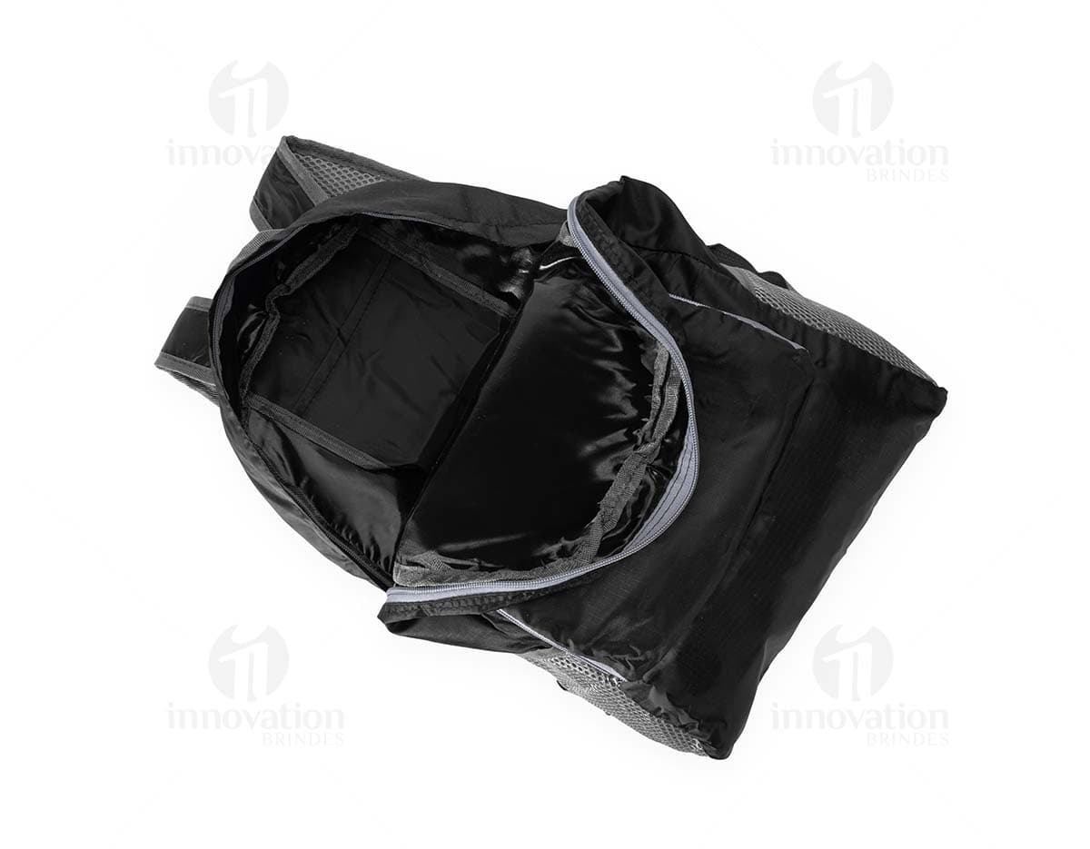 Mochila dobrável de nylon com capacidade para 13 litros.