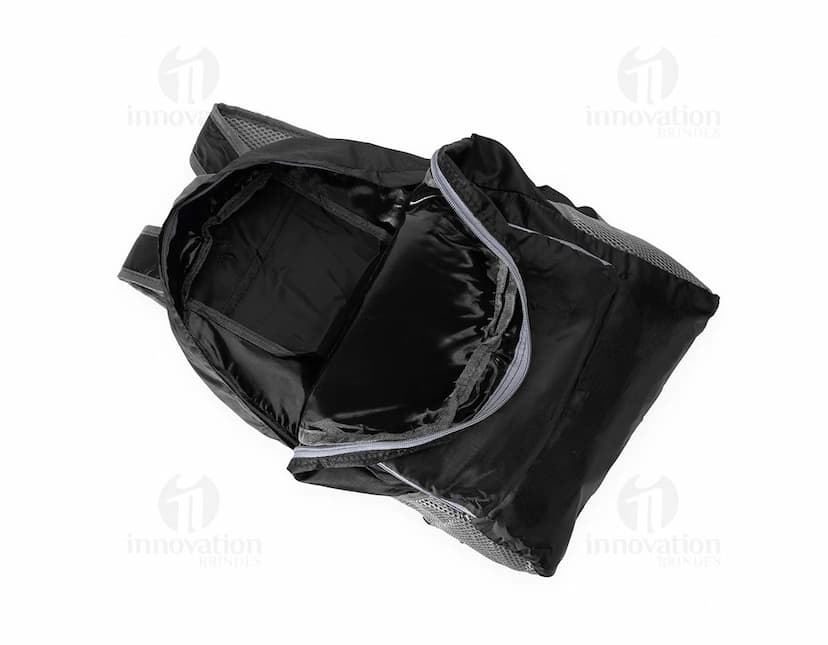 Mochila dobrável de nylon com capacidade para 13 litros.