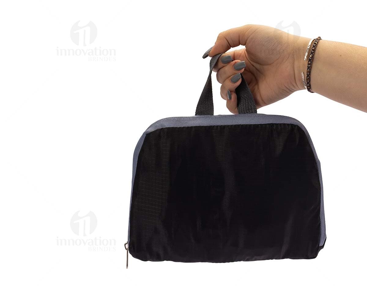 Mochila dobrável de nylon com capacidade para 13 litros.