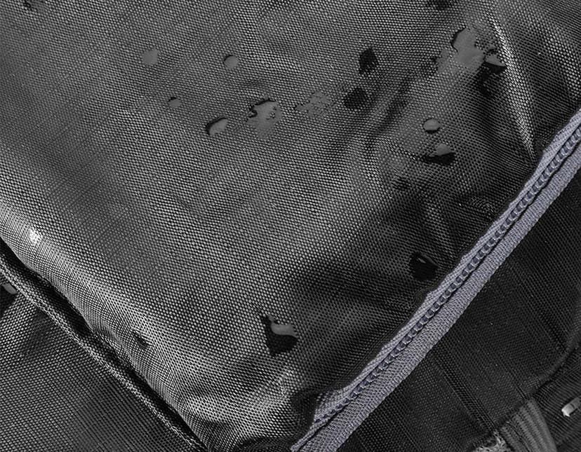 Mochila dobrável de nylon com capacidade para 13 litros.