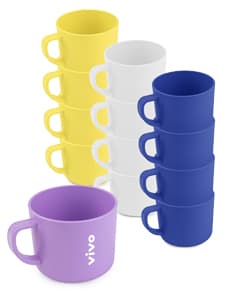 Conjunto de xícaras em porcelana branca, com pires e desenhos florais coloridos em tons de azul, amarelo e rosa.