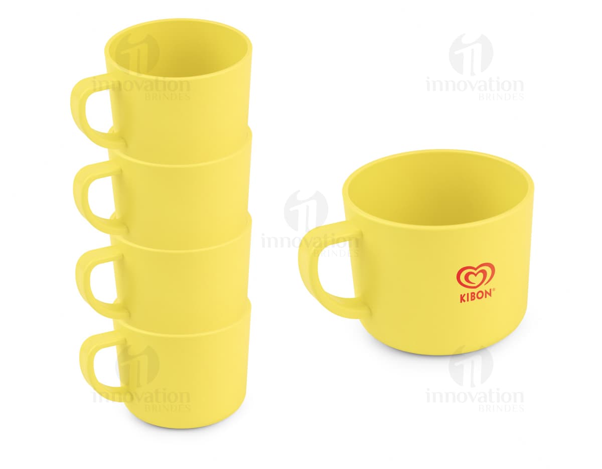 Conjunto de xícaras em porcelana branca, com pires e desenhos florais coloridos em tons de azul, amarelo e rosa.