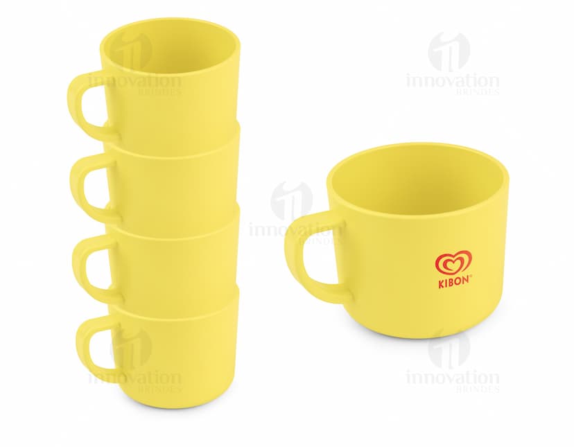 Conjunto de xícaras em porcelana branca, com pires e desenhos florais coloridos em tons de azul, amarelo e rosa.