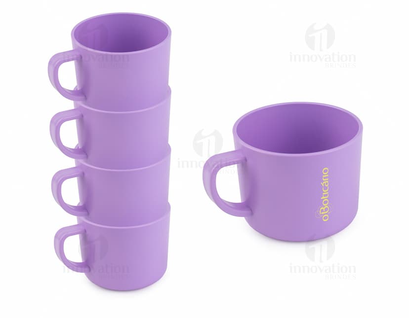 Conjunto de xícaras em porcelana branca, com pires e desenhos florais coloridos em tons de azul, amarelo e rosa.