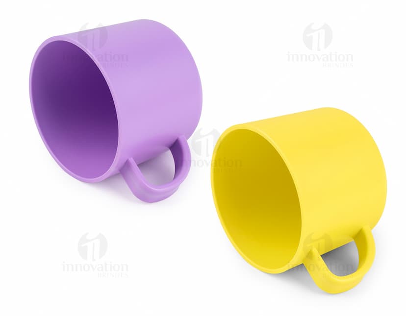 Conjunto de xícaras em porcelana branca, com pires e desenhos florais coloridos em tons de azul, amarelo e rosa.