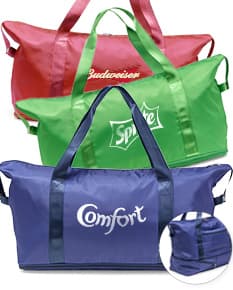 Bolsa esportiva feita de poliéster com capacidade de 32 litros, na cor preta, com alça ajustável e fecho de zíper.
