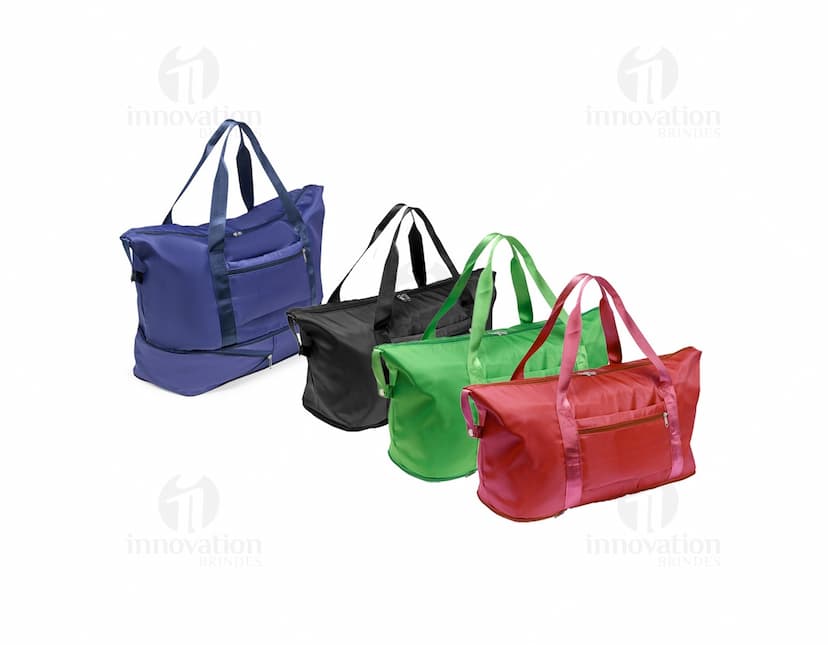 Bolsa esportiva feita de poliéster com capacidade de 32 litros, na cor preta, com alça ajustável e fecho de zíper.