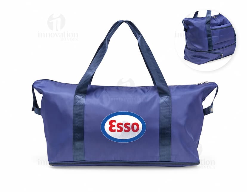 Bolsa esportiva feita de poliéster com capacidade de 32 litros, na cor preta, com alça ajustável e fecho de zíper.