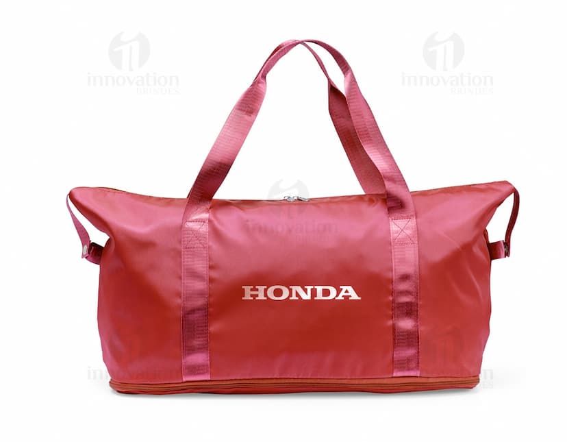 Bolsa esportiva feita de poliéster com capacidade de 32 litros, na cor preta, com alça ajustável e fecho de zíper.