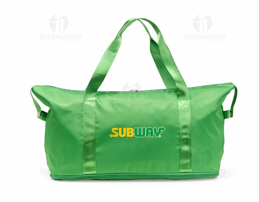 Bolsa esportiva feita de poliéster com capacidade de 32 litros, na cor preta, com alça ajustável e fecho de zíper.