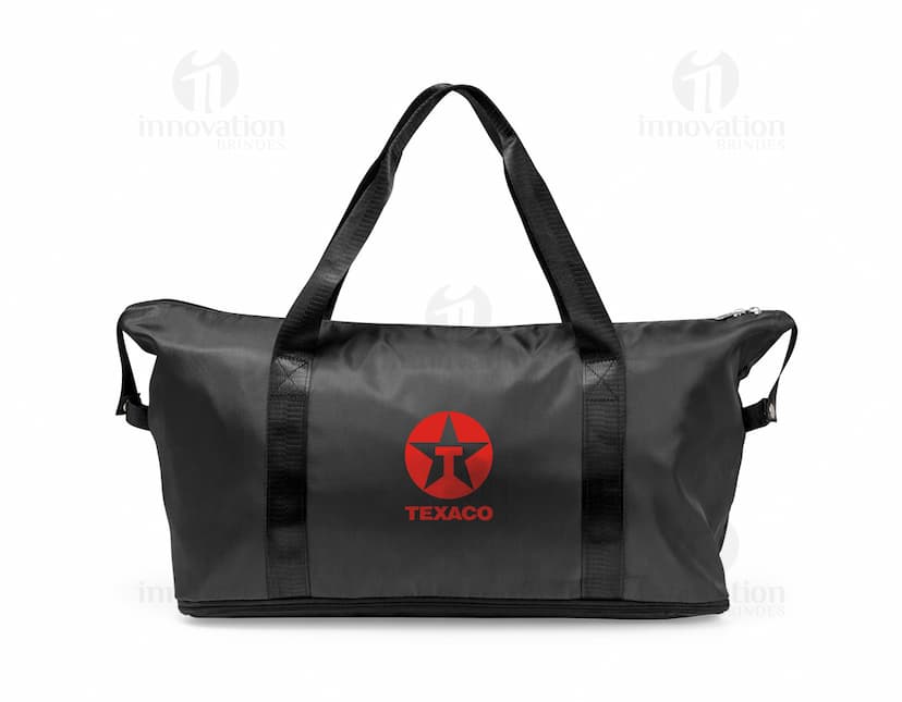 Bolsa esportiva feita de poliéster com capacidade de 32 litros, na cor preta, com alça ajustável e fecho de zíper.