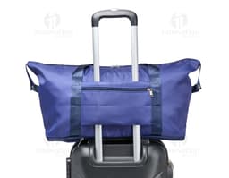 Sports bag made of polyester with a capacity of 32 liters, in black, with an adjustable strap and zipper closure.