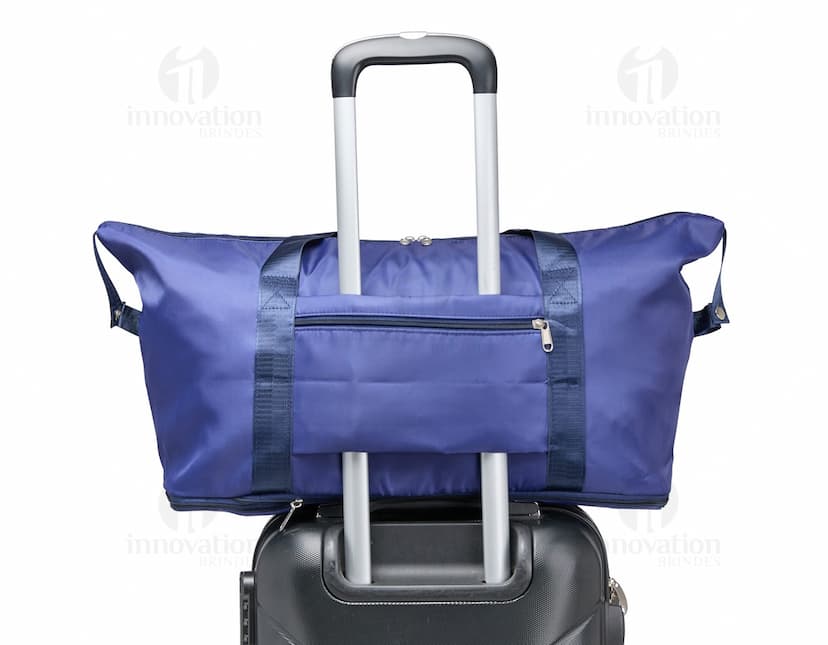 Bolsa esportiva feita de poliéster com capacidade de 32 litros, na cor preta, com alça ajustável e fecho de zíper.