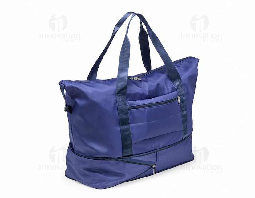 Bolsa esportiva feita de poliéster com capacidade de 32 litros, na cor preta, com alça ajustável e fecho de zíper.