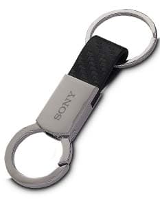 Chaveiro em liga de zinco de cor prateada com formato de coração.