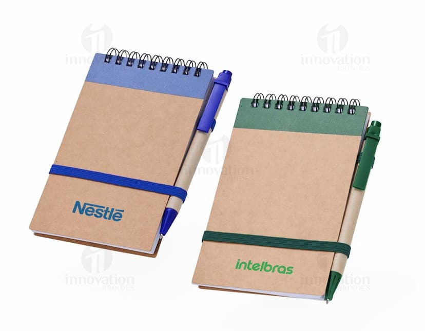 Bloco de anotações ecológico com capa de papelão marrom e elástico vermelho.