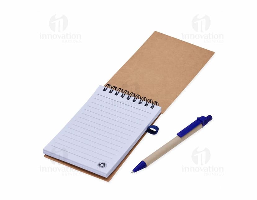 Bloco de anotações ecológico com capa de papelão marrom e elástico vermelho.