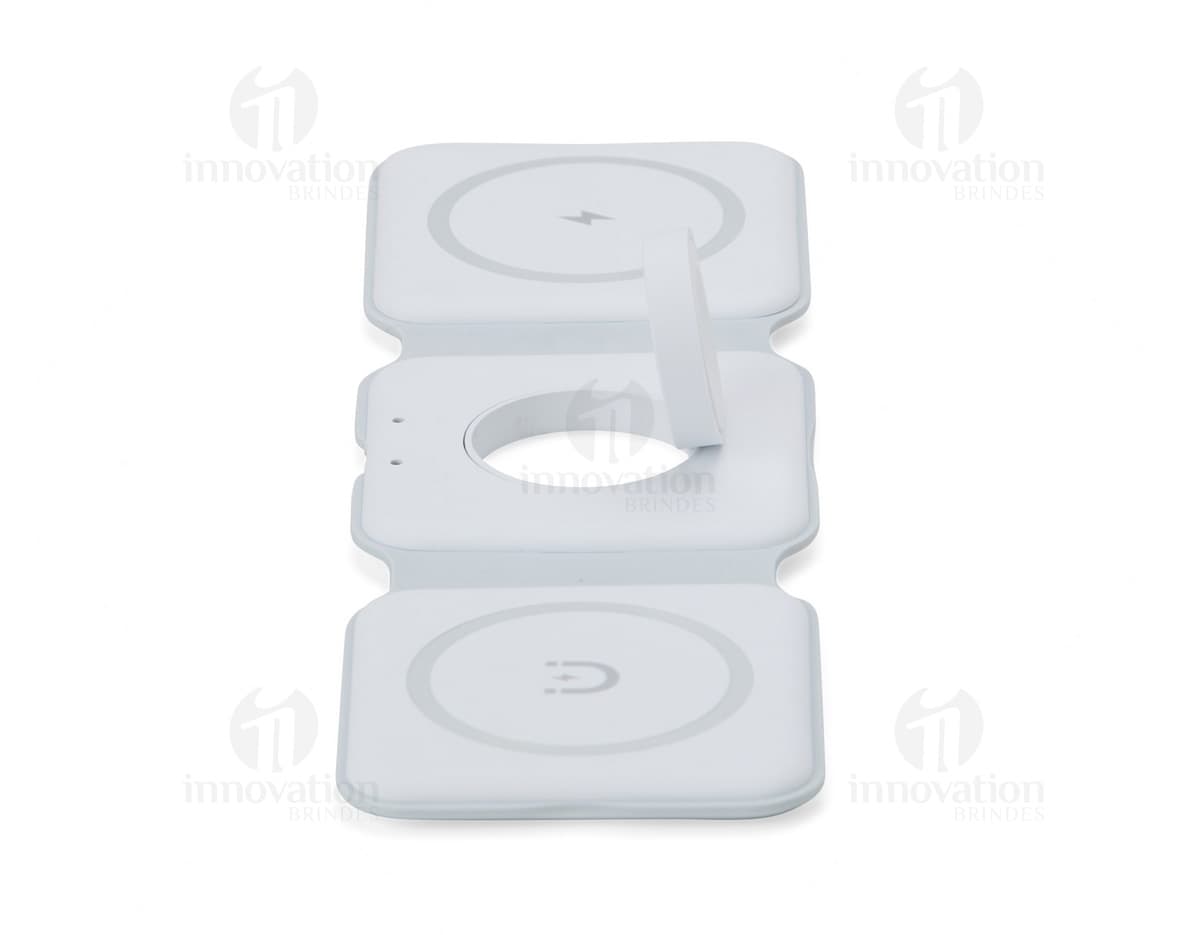 Carregador via Indução 3 em 1 em cor preta, com base para celular e smartwatch integradas.
